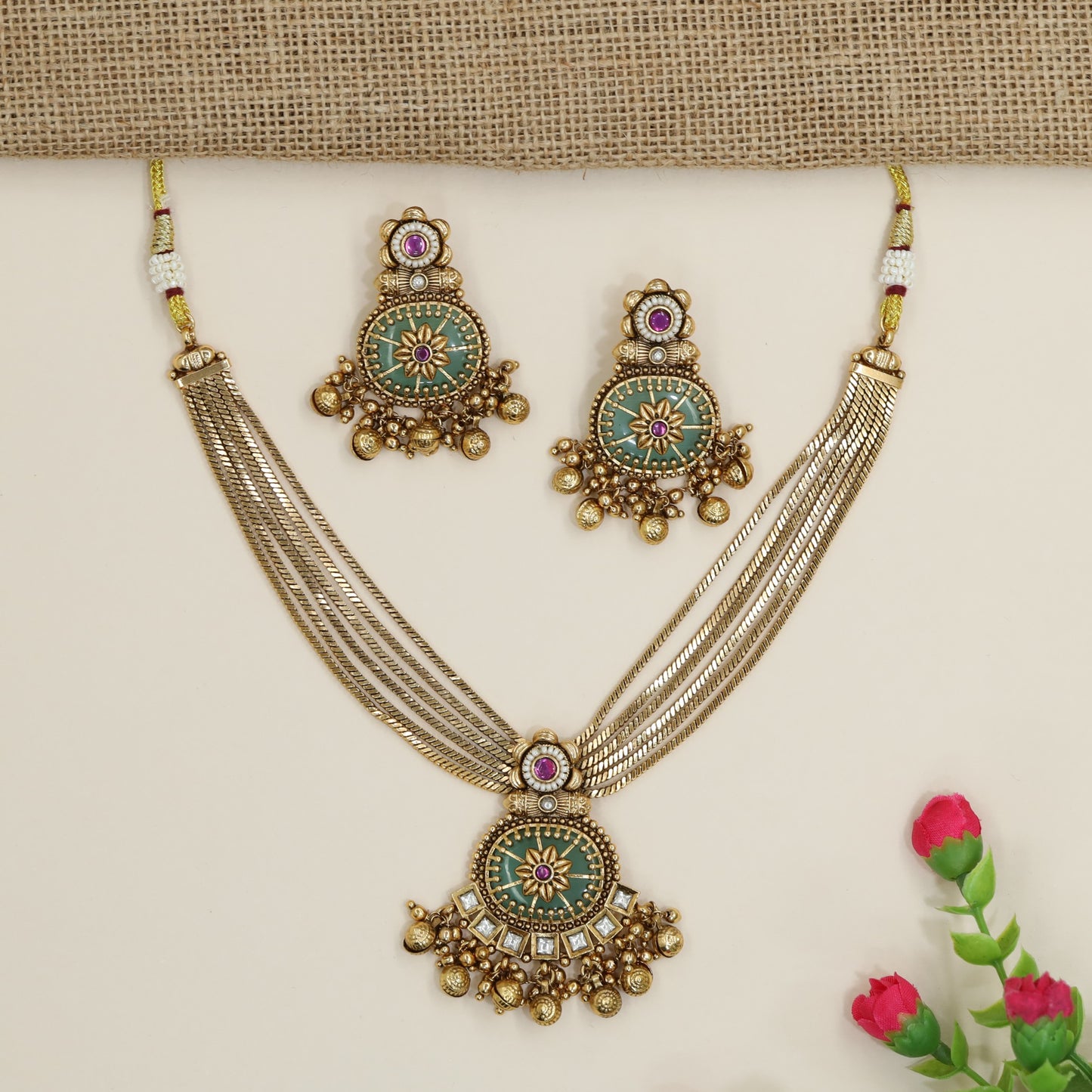 Ethnic Kundan Necklace Showcasing Concentric Beaded Rims and Symmetrical Studs