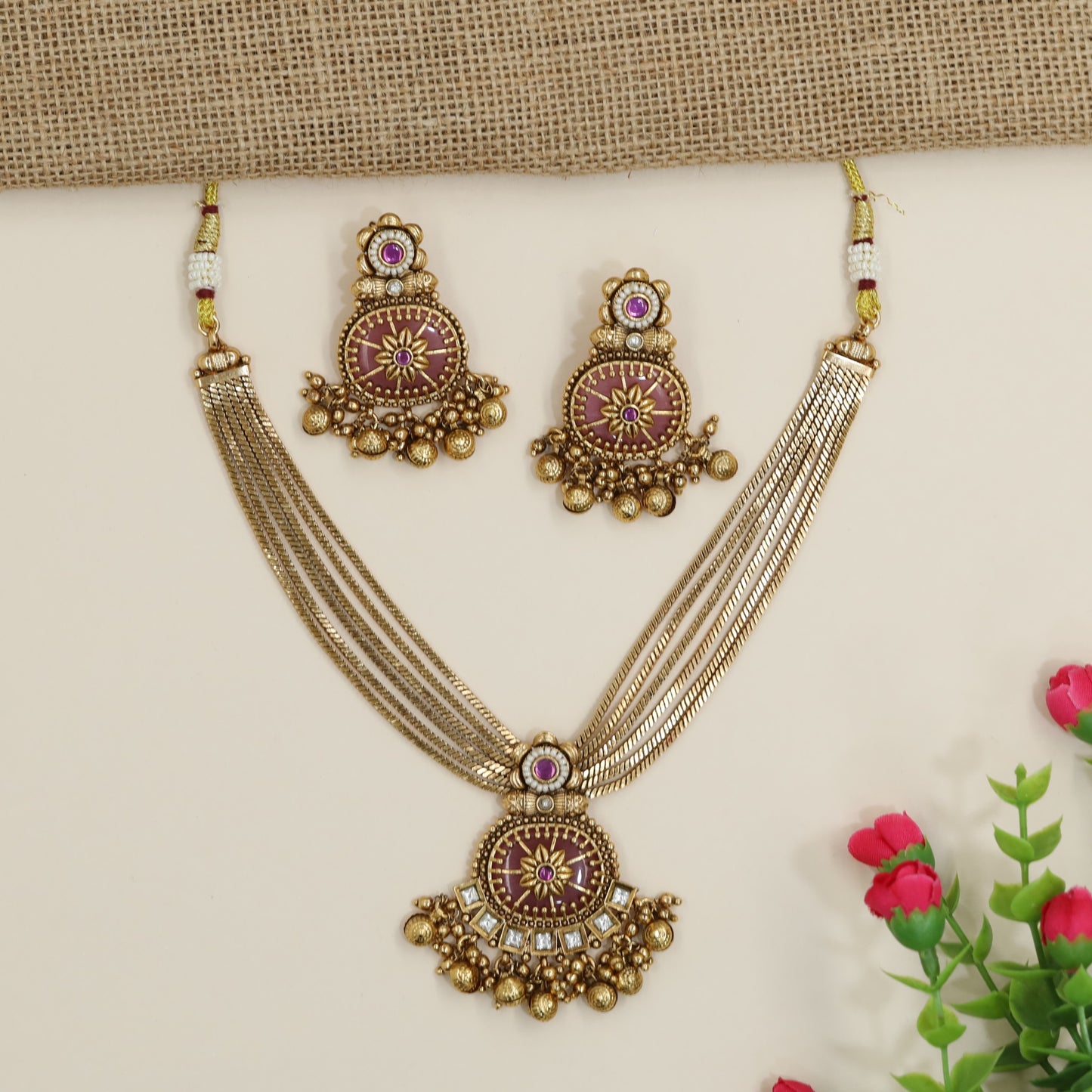 Ethnic Kundan Necklace Showcasing Concentric Beaded Rims and Symmetrical Studs