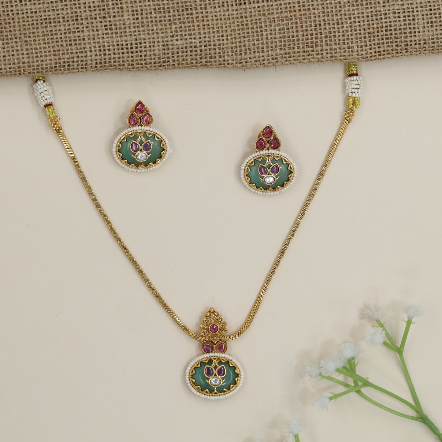 Heirloom Kundan Necklace Set with Symmetrical Teardrop Accents and Detailed Trim