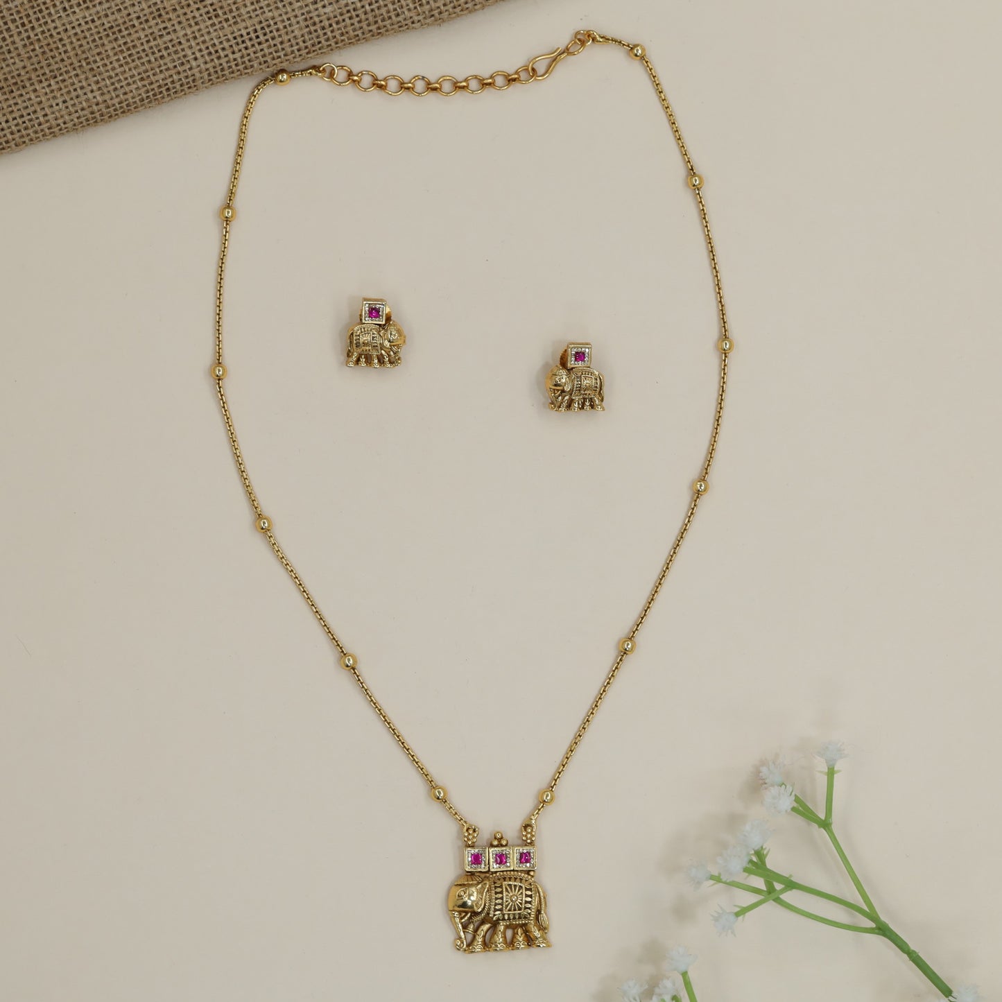 Elephant motif chain pendant with heritage-inspired detailing