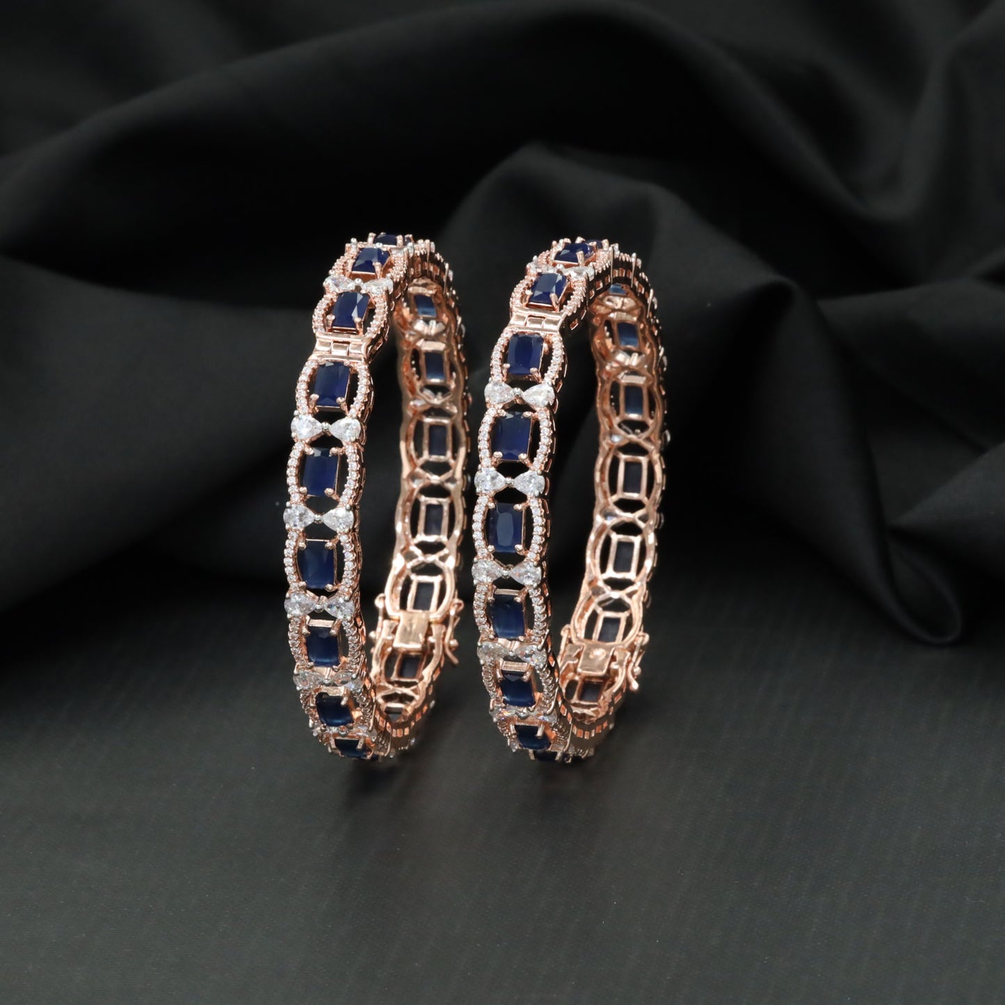 Contemporary bangles with articulated station links