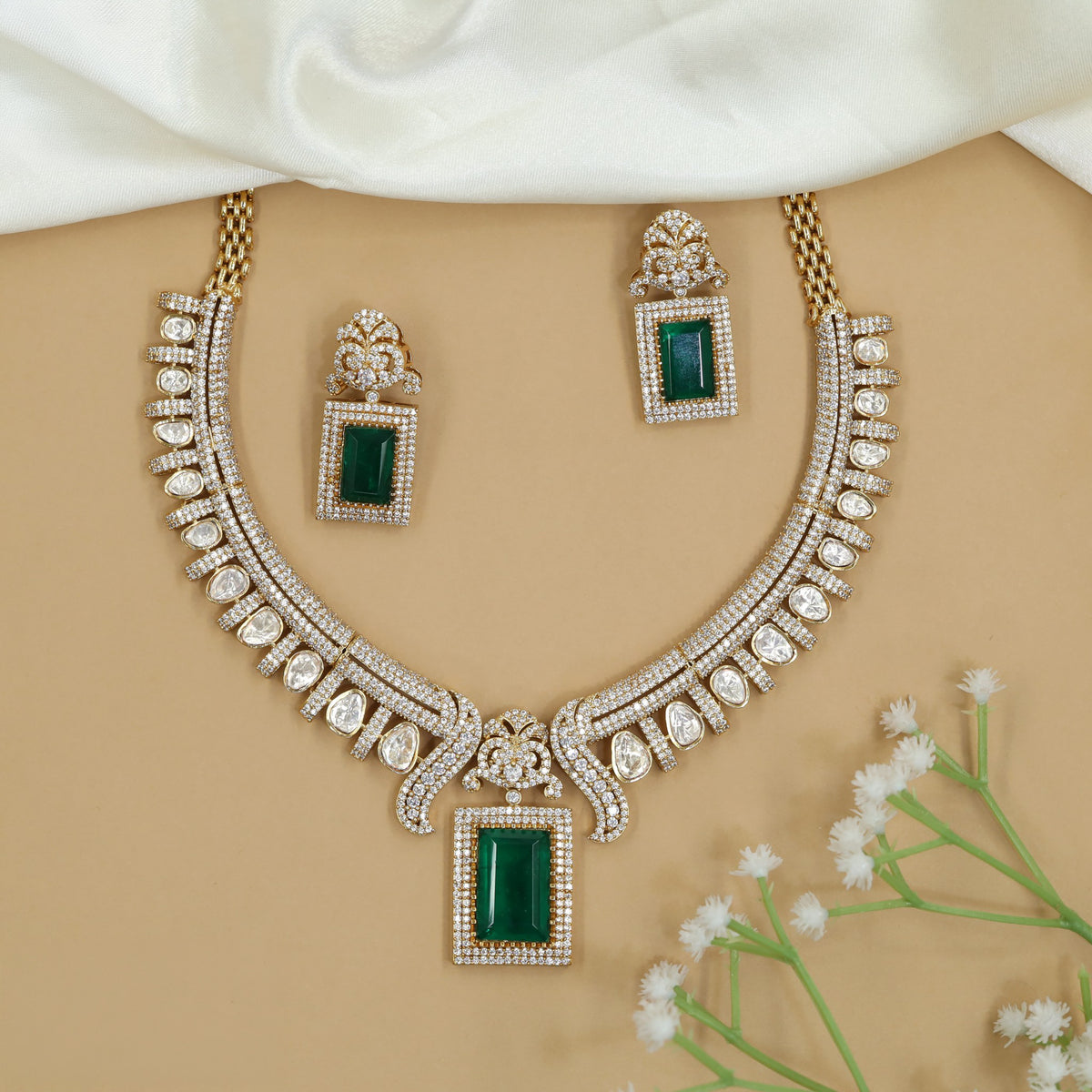 Royal Kundan necklace with an ornate centre design