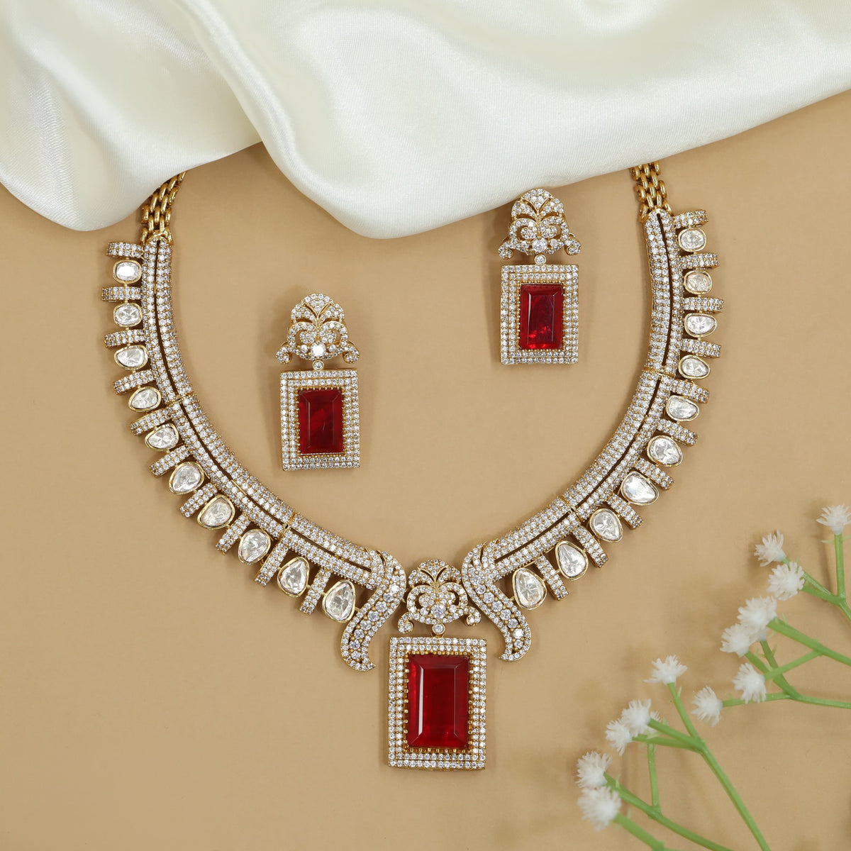 Royal Kundan necklace with an ornate centre design