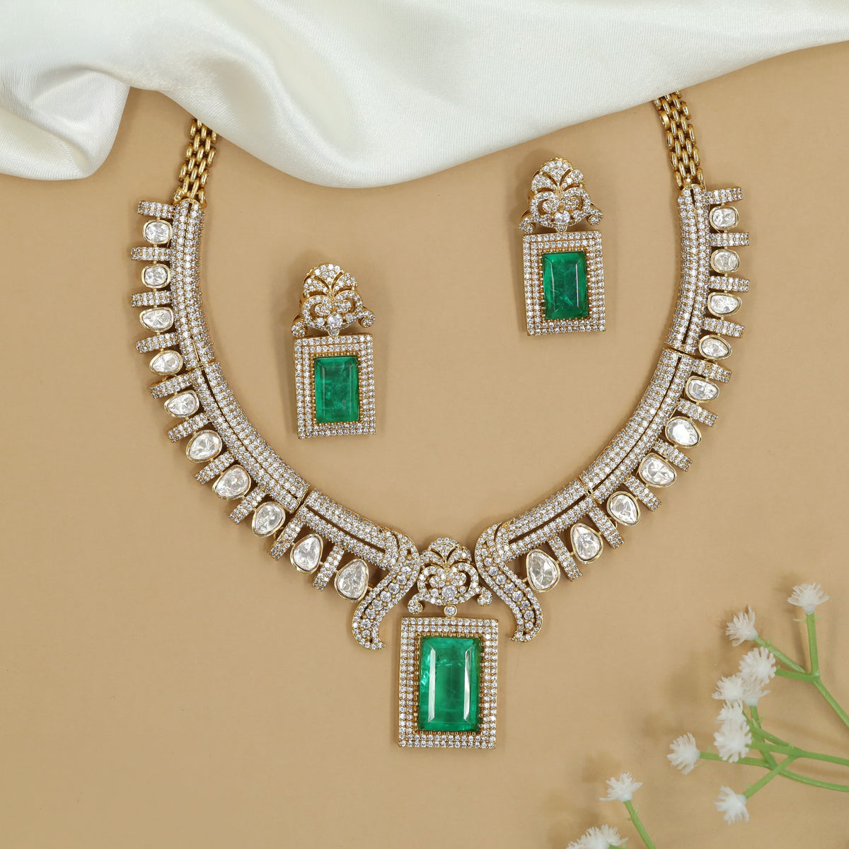 Royal Kundan necklace with an ornate centre design