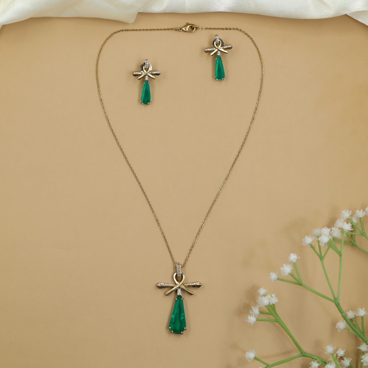 Timeless Kundan Bow Pendant Chain Set