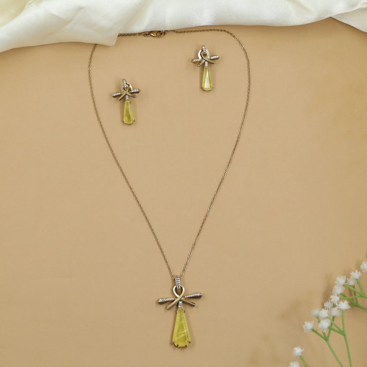 Timeless Kundan Bow Pendant Chain Set