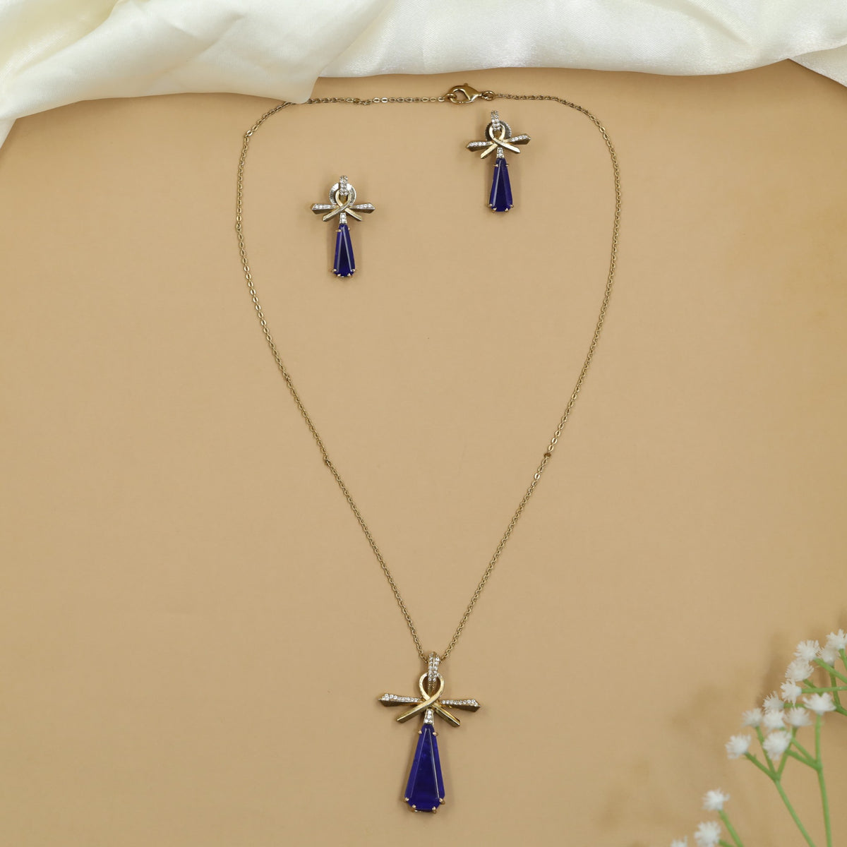Timeless Kundan Bow Pendant Chain Set