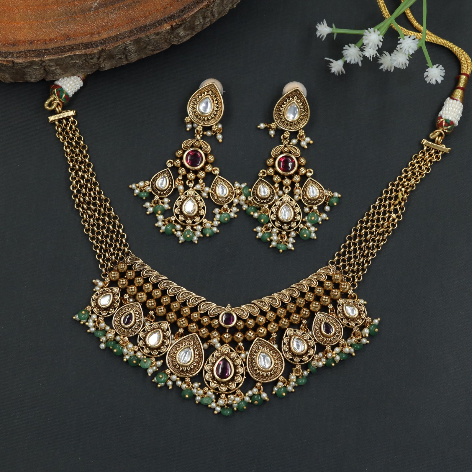 Antique Necklace with Teardrop Pendant and Chain Design