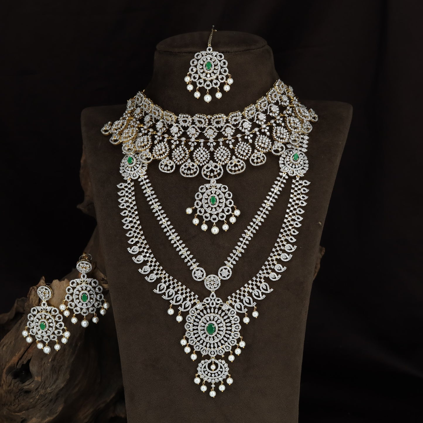 Luxury GJ Combo Set Featuring Floral Choker and Grand Pendant Design