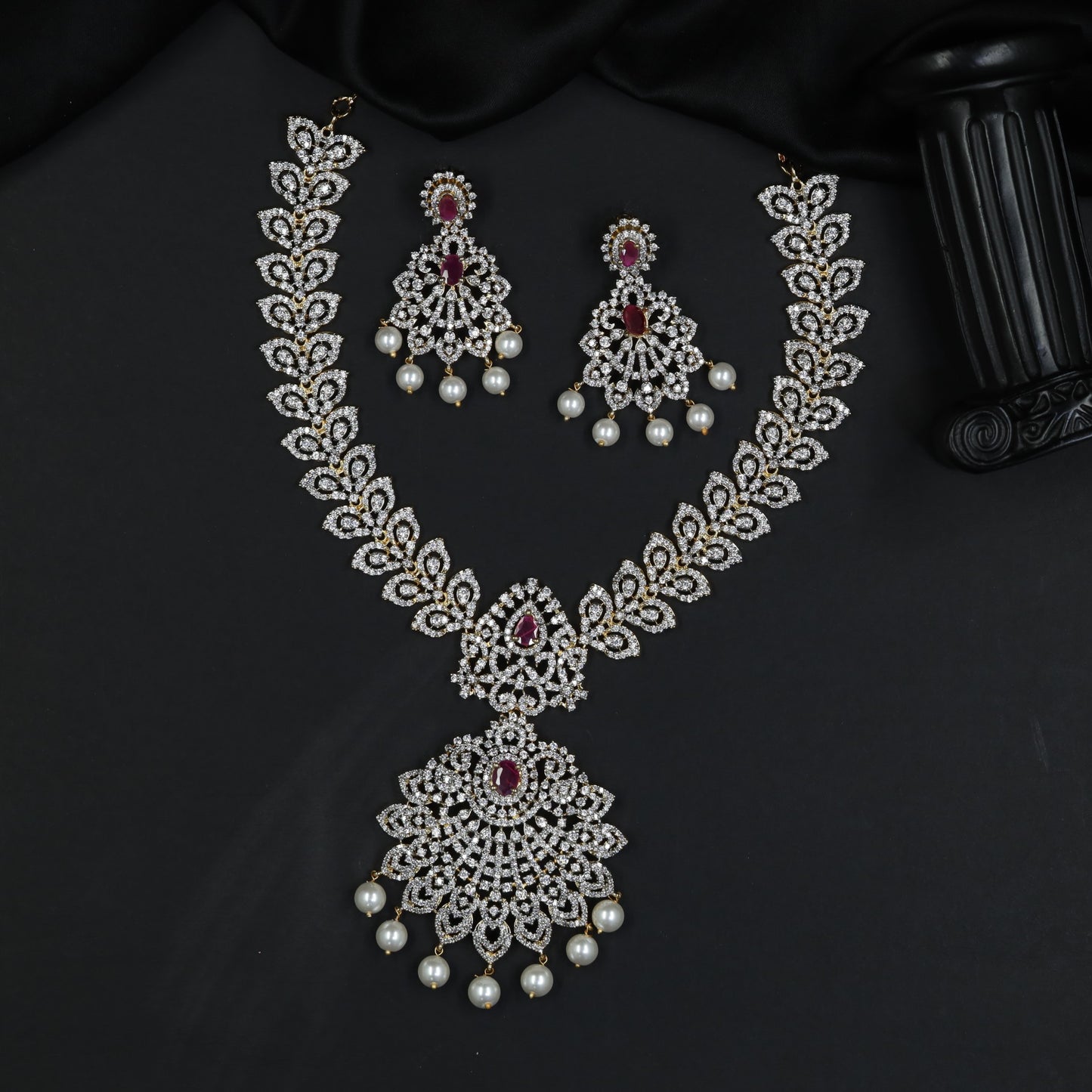 Leaf Pattern GJ Necklace with Grand Openwork Pendant Design