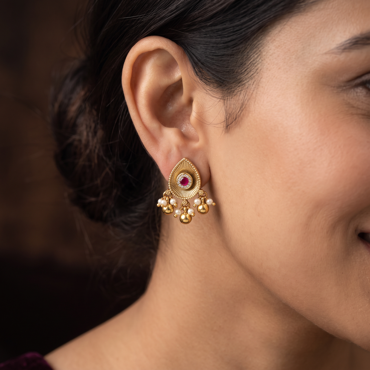 Teardrop Halo Antique Stud with Radiating Border