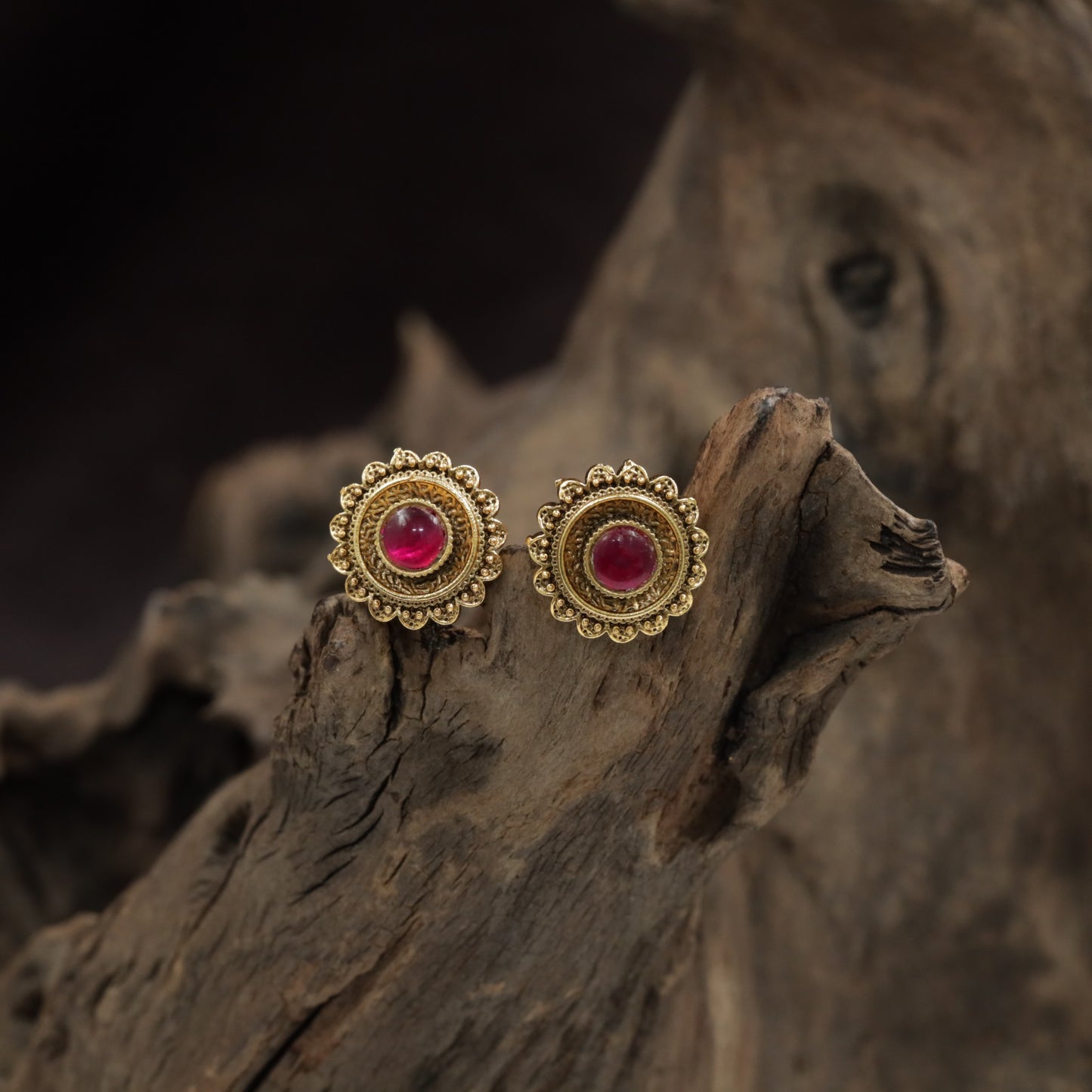 Premium Circular Antique Stud With Textured Halo Frame