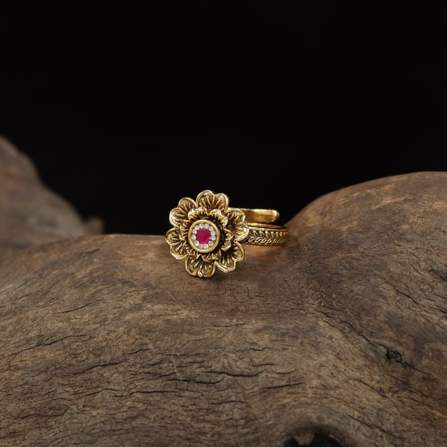 Floral Antique Finger Ring with Intricate Petal Work and Decorative Centre