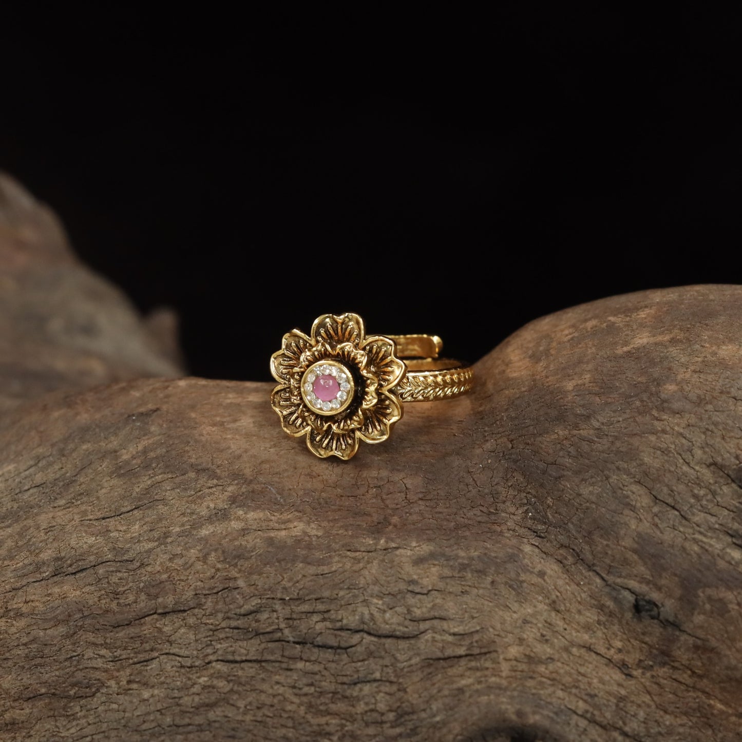 Floral Antique Finger Ring with Intricate Petal Work and Decorative Centre