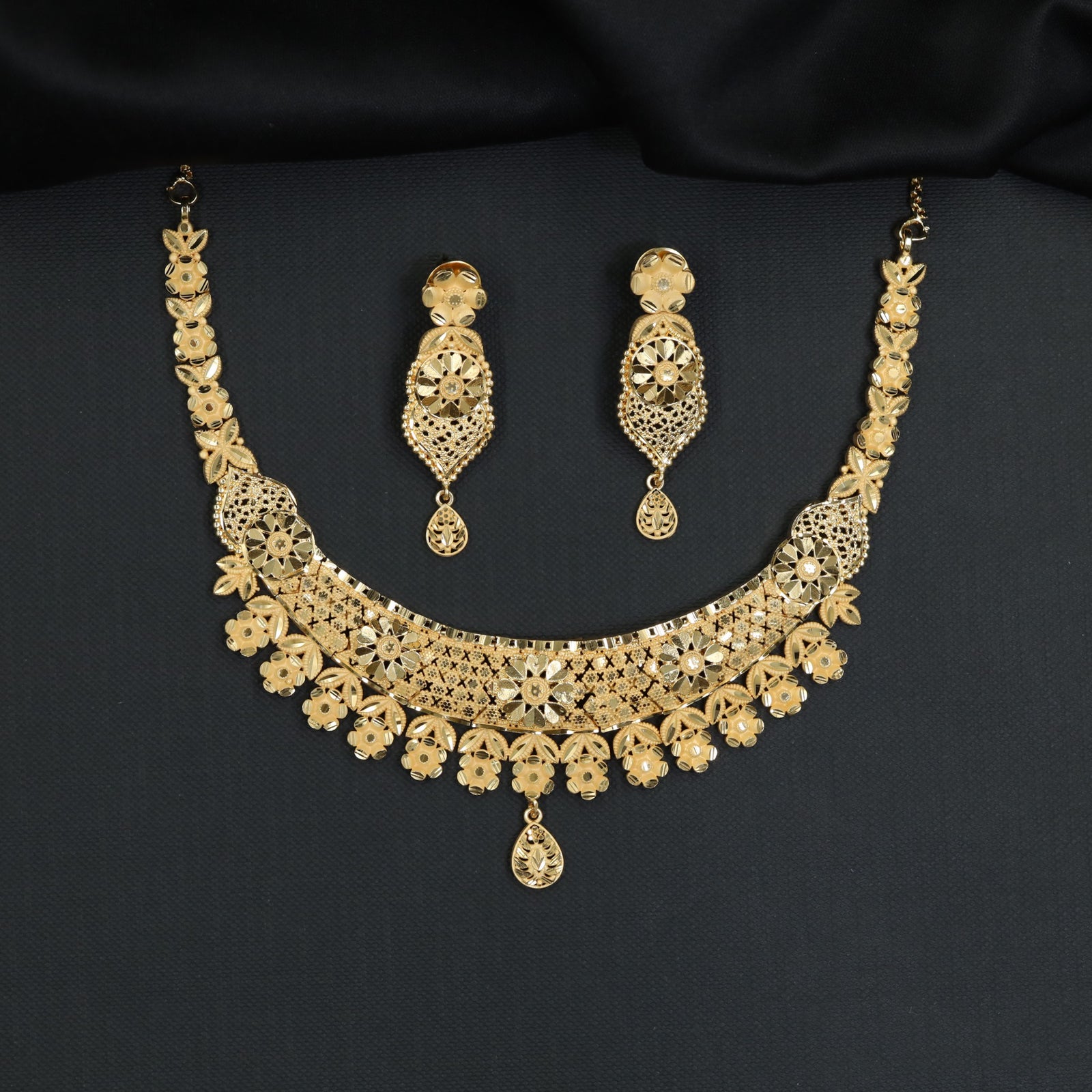 Grand festive Forming Necklace featuring multi-flower scalloped border