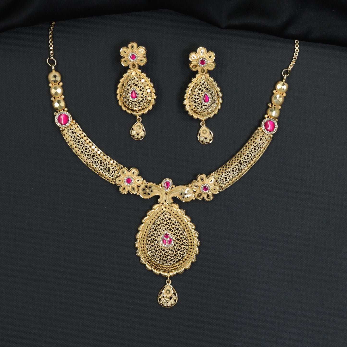 Statement teardrop pendant Forming Necklace accompanied by matching ear drops