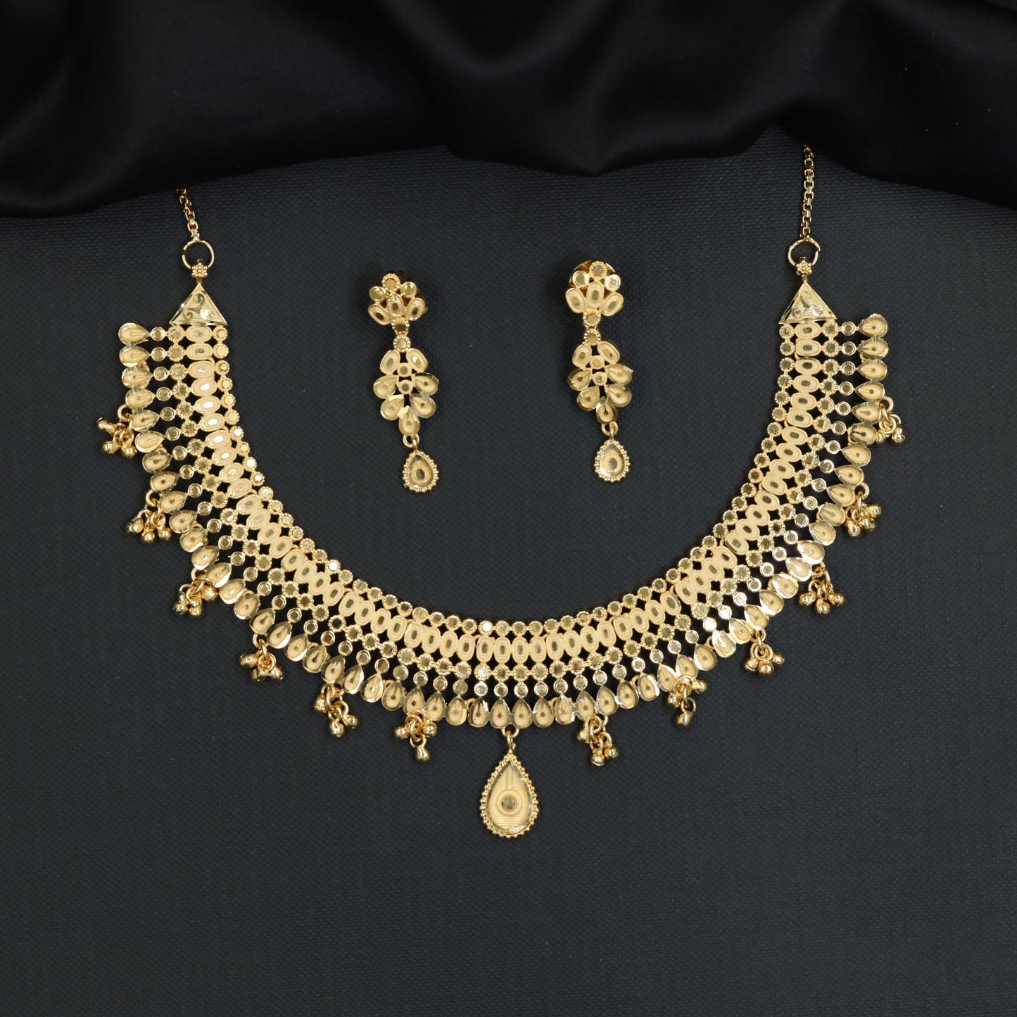 Forming Necklace with oval mesh lattice and suspended teardrop pendant