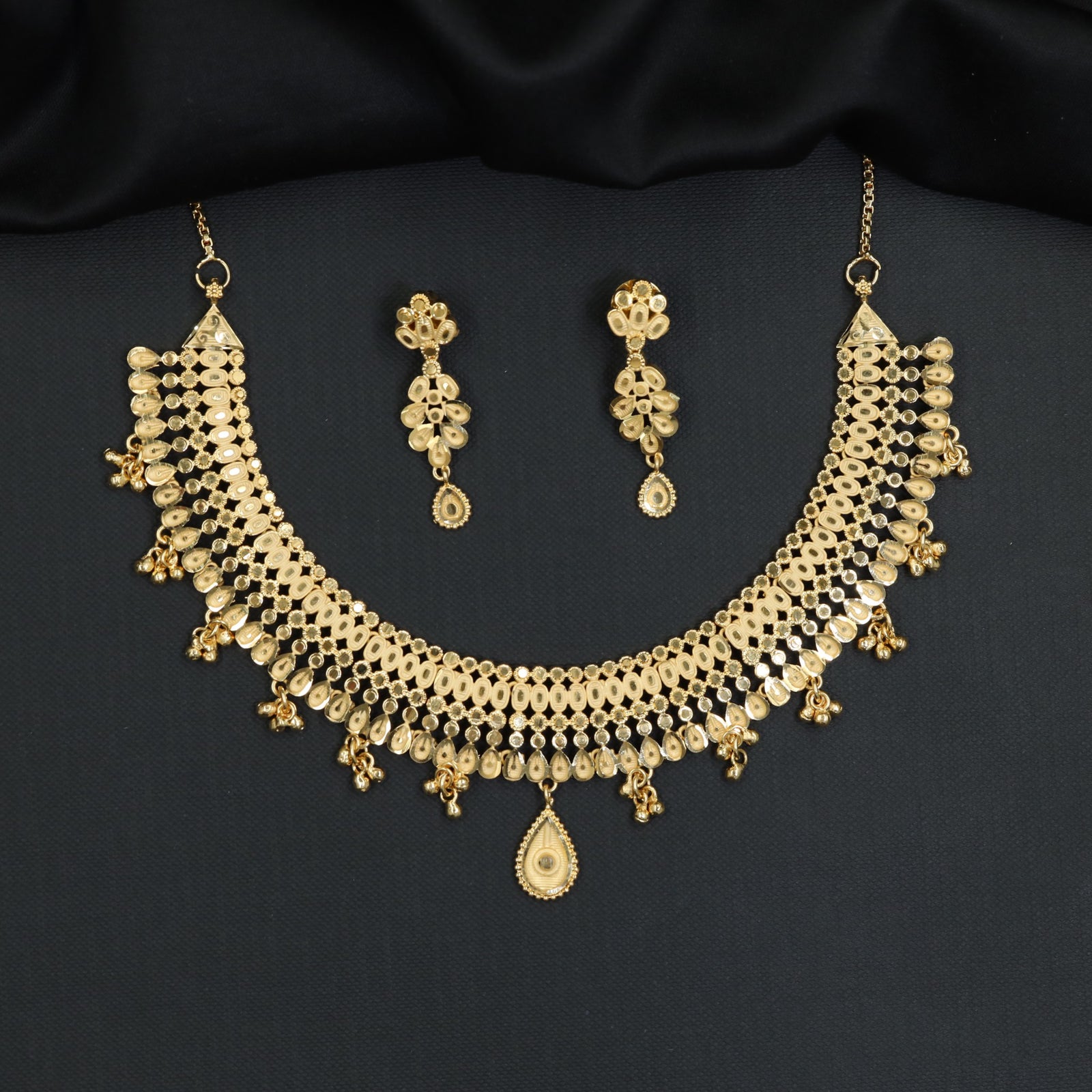 Forming Necklace with oval mesh lattice and suspended teardrop pendant