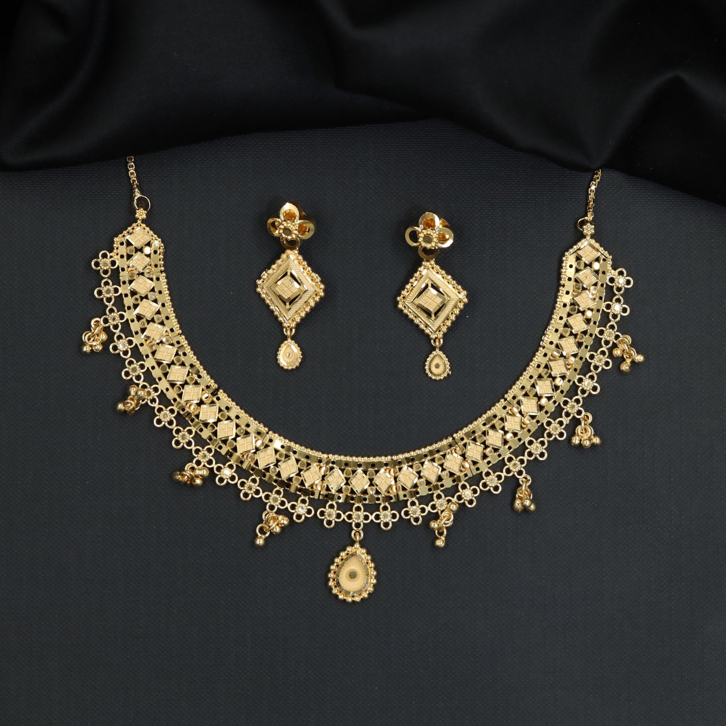 Classical choker style Forming Necklace featuring rhombus filigree details