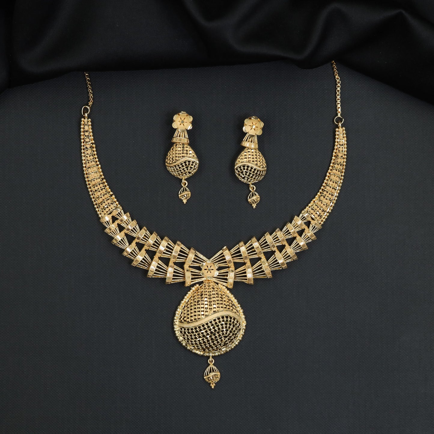 Sleek ribbed collar Forming Necklace accompanied by matching ear drops