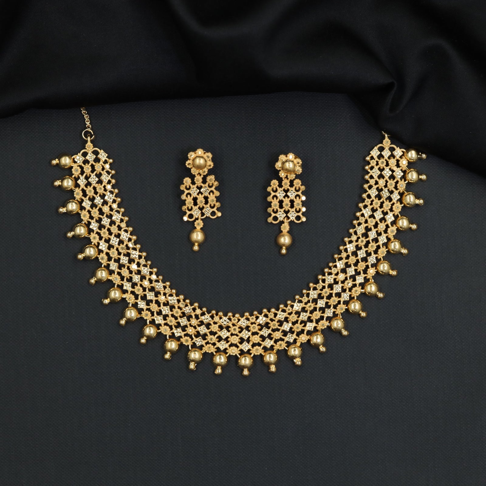 Royal celebration Forming Necklace adorned with dangling golden beads