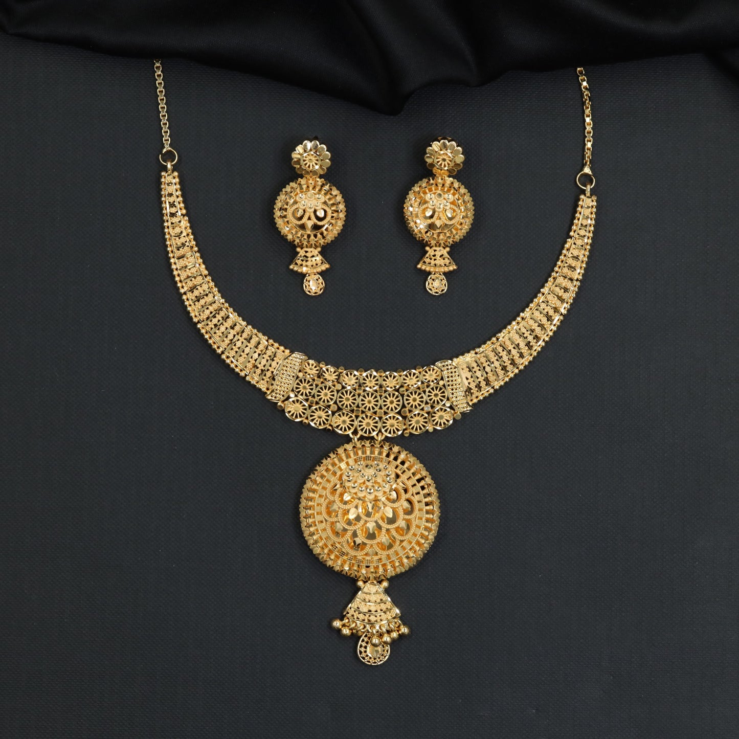 Classical collar style Forming Necklace featuring wheel cutwork details