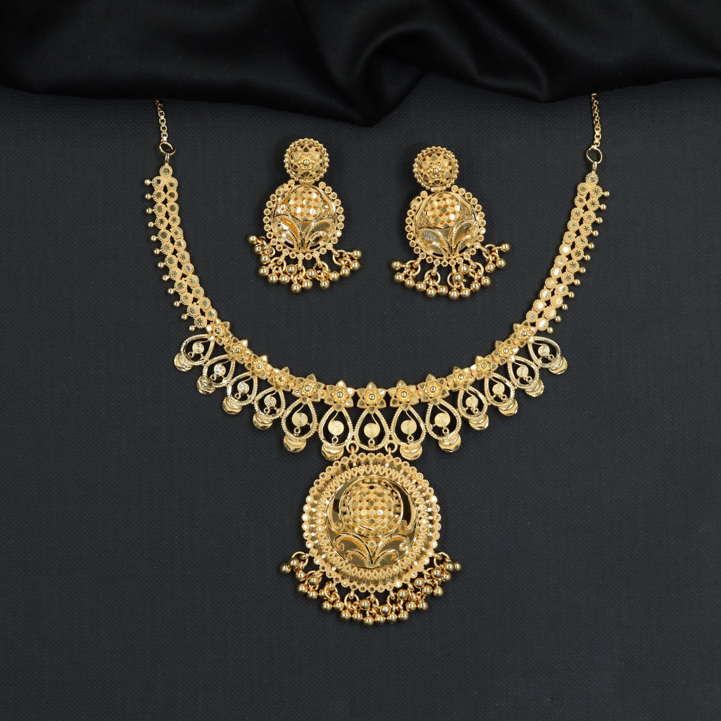 Elegant artisan crafted Forming Necklace set for festive functions