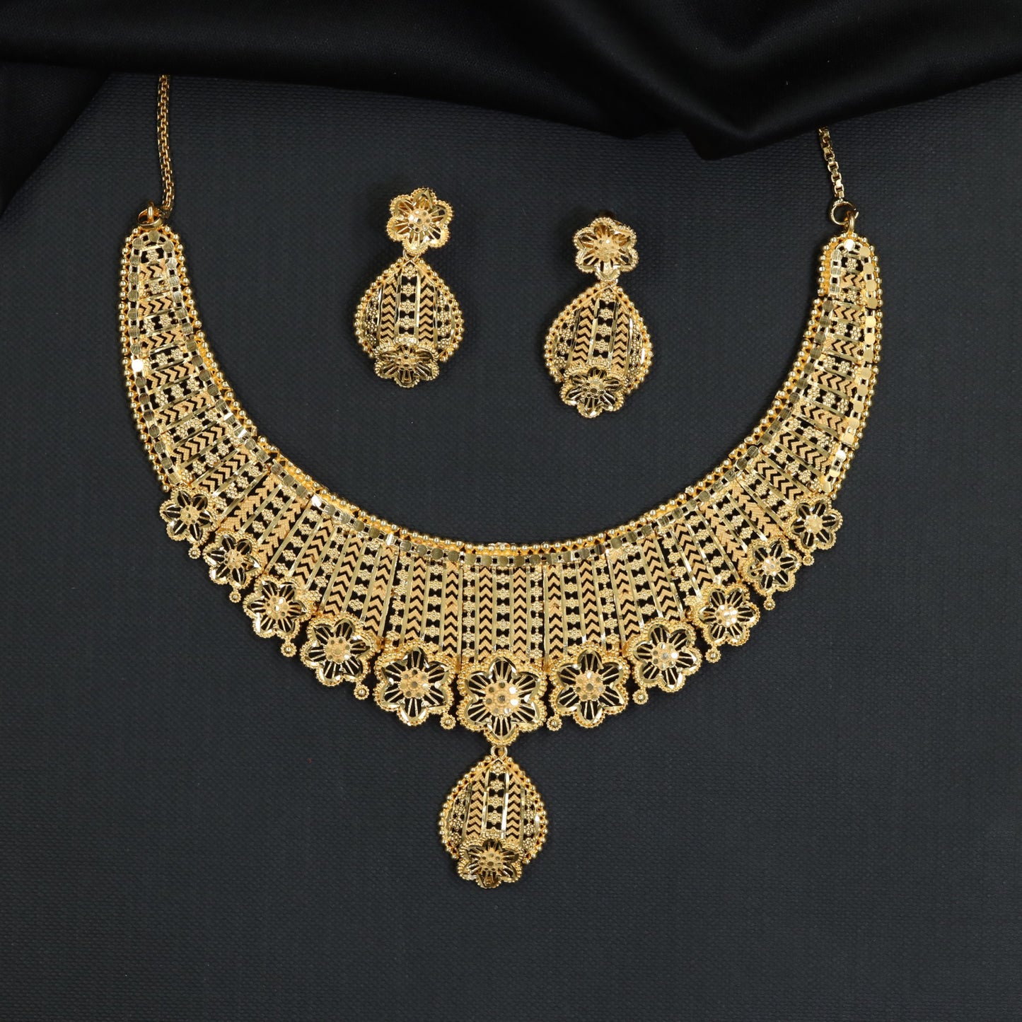 Grand matrimonial Forming Necklace featuring multi-tiered cutwork