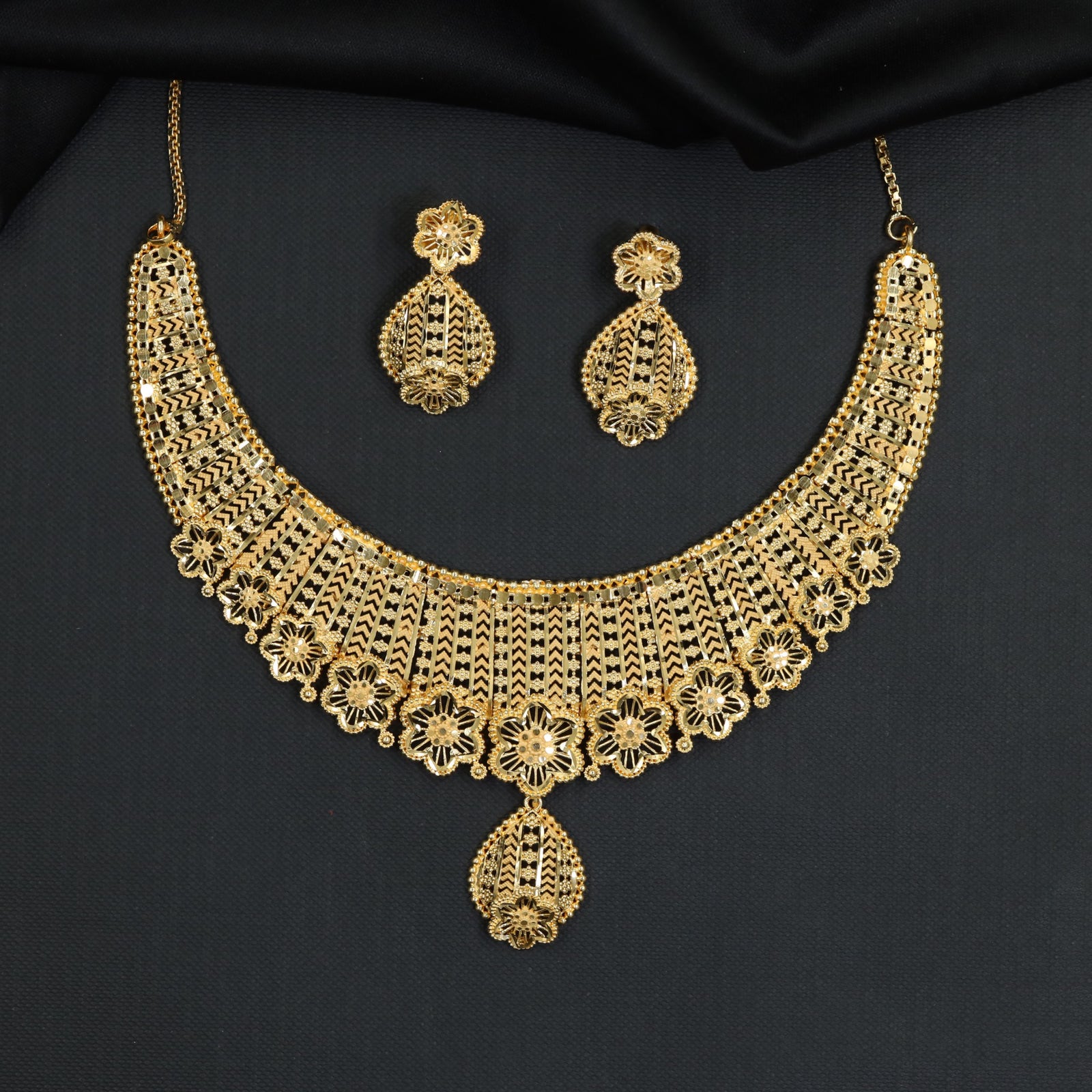 Grand matrimonial Forming Necklace featuring multi-tiered cutwork