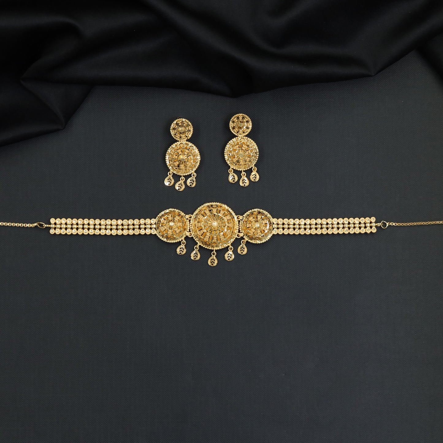 Triple medallion Forming Choker accompanied by coordinating tops