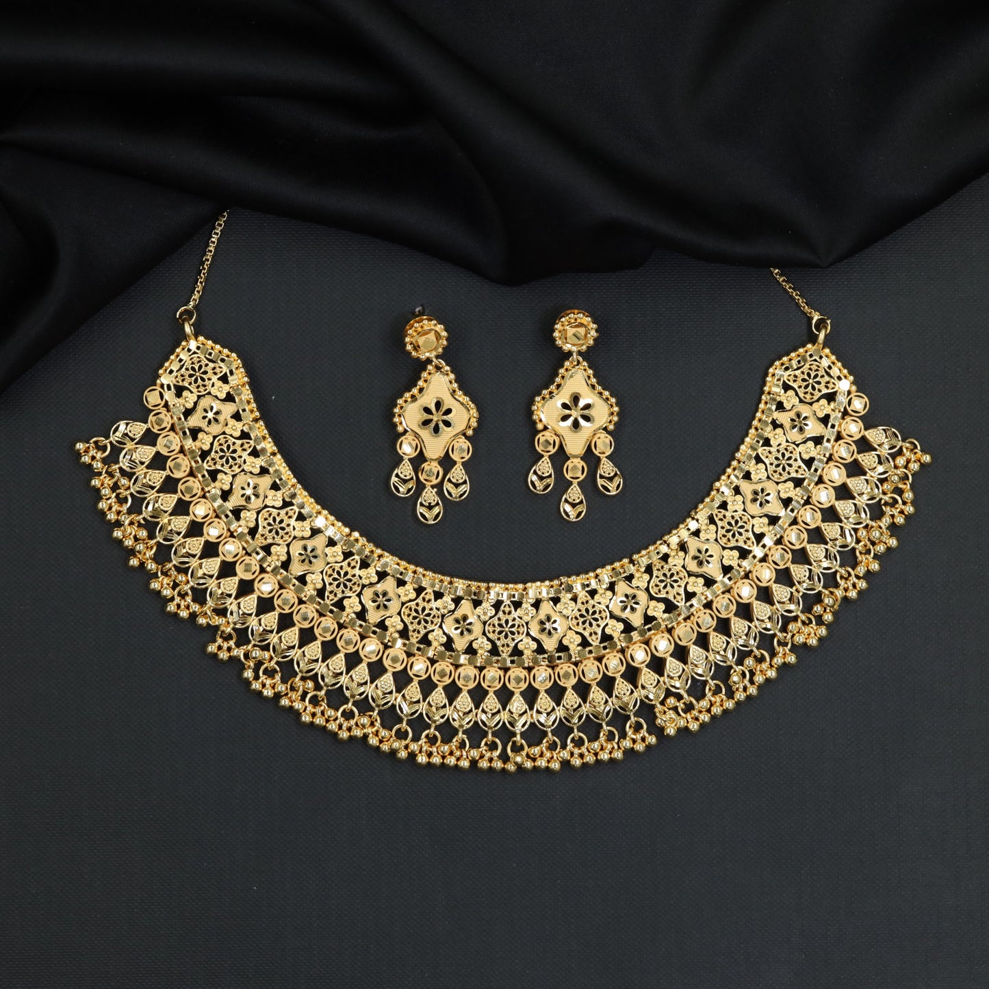 Royal celebration Forming Necklace designed with intricate cutout patterns