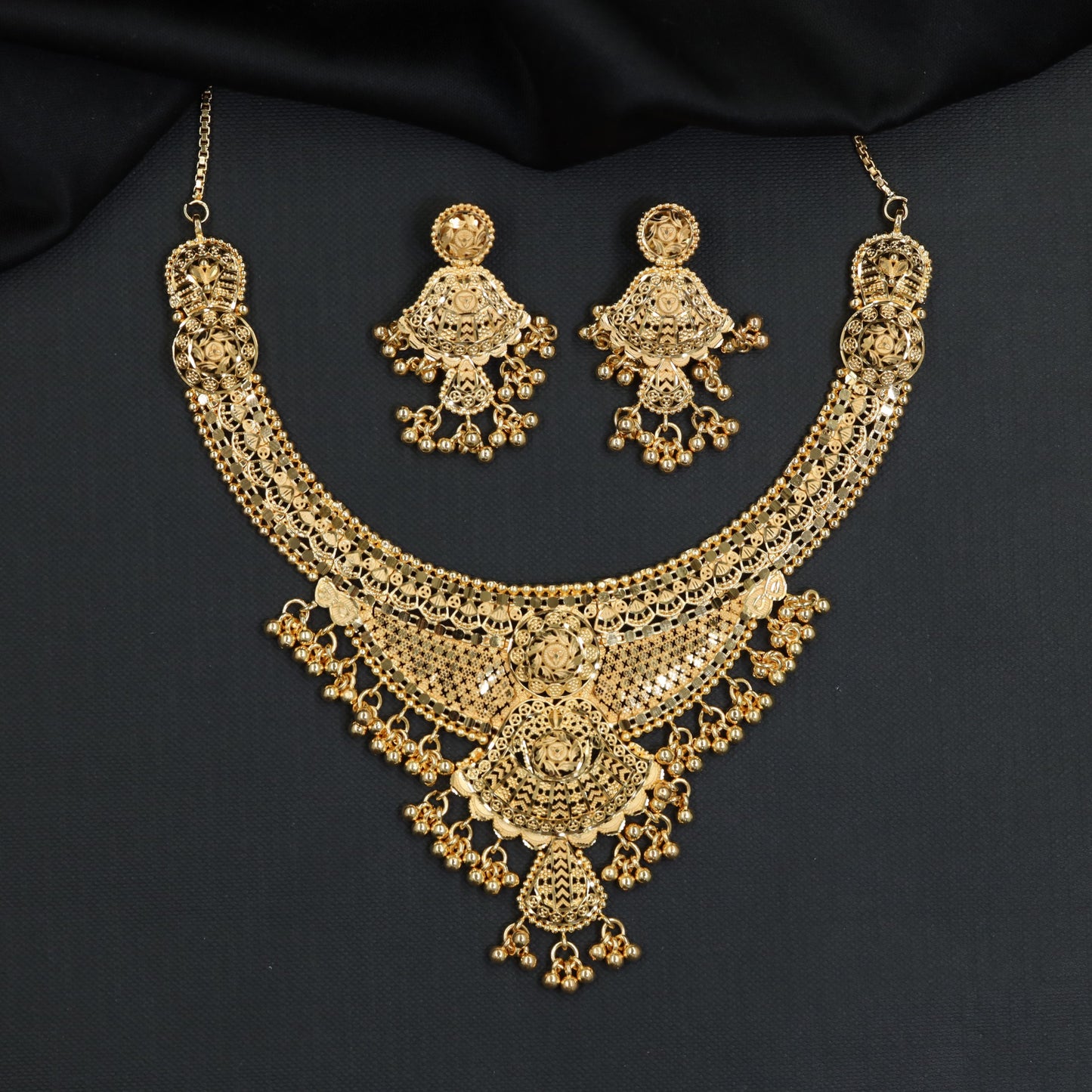 Royal wedding Forming Necklace adorned with delicate ball tassels