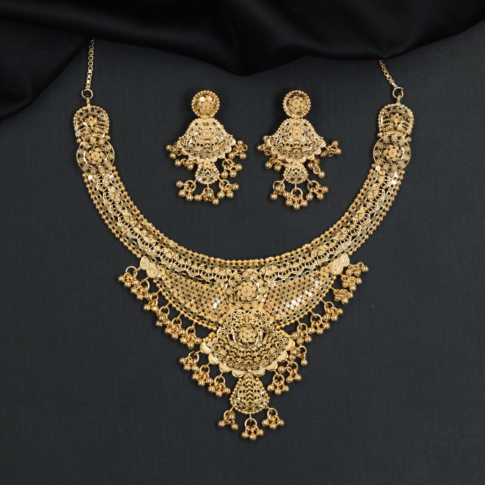 Royal wedding Forming Necklace adorned with delicate ball tassels