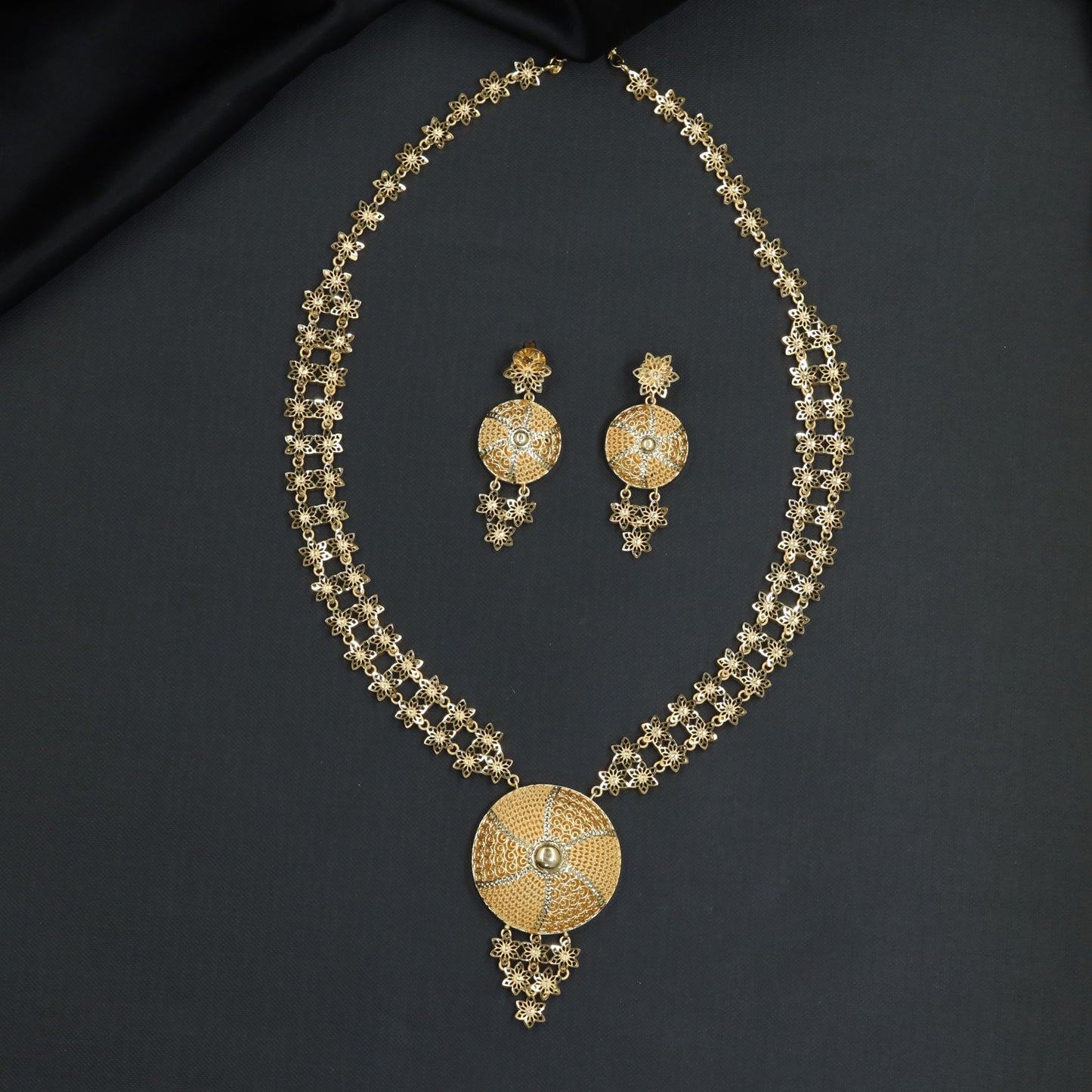 Glamorous forming long haara emphasizing circular pendant accents