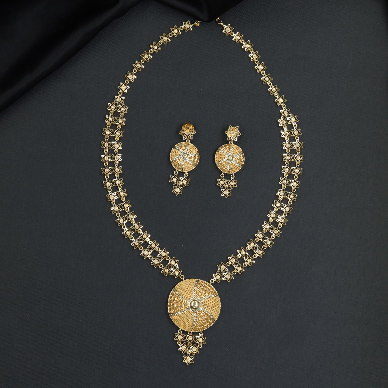 Glamorous forming long haara emphasizing circular pendant accents