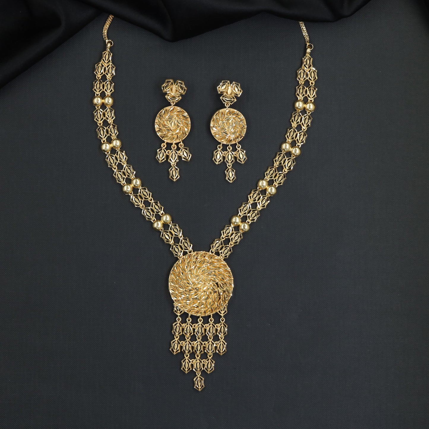 Iconic forming long haara showcasing geometric lattice brilliance