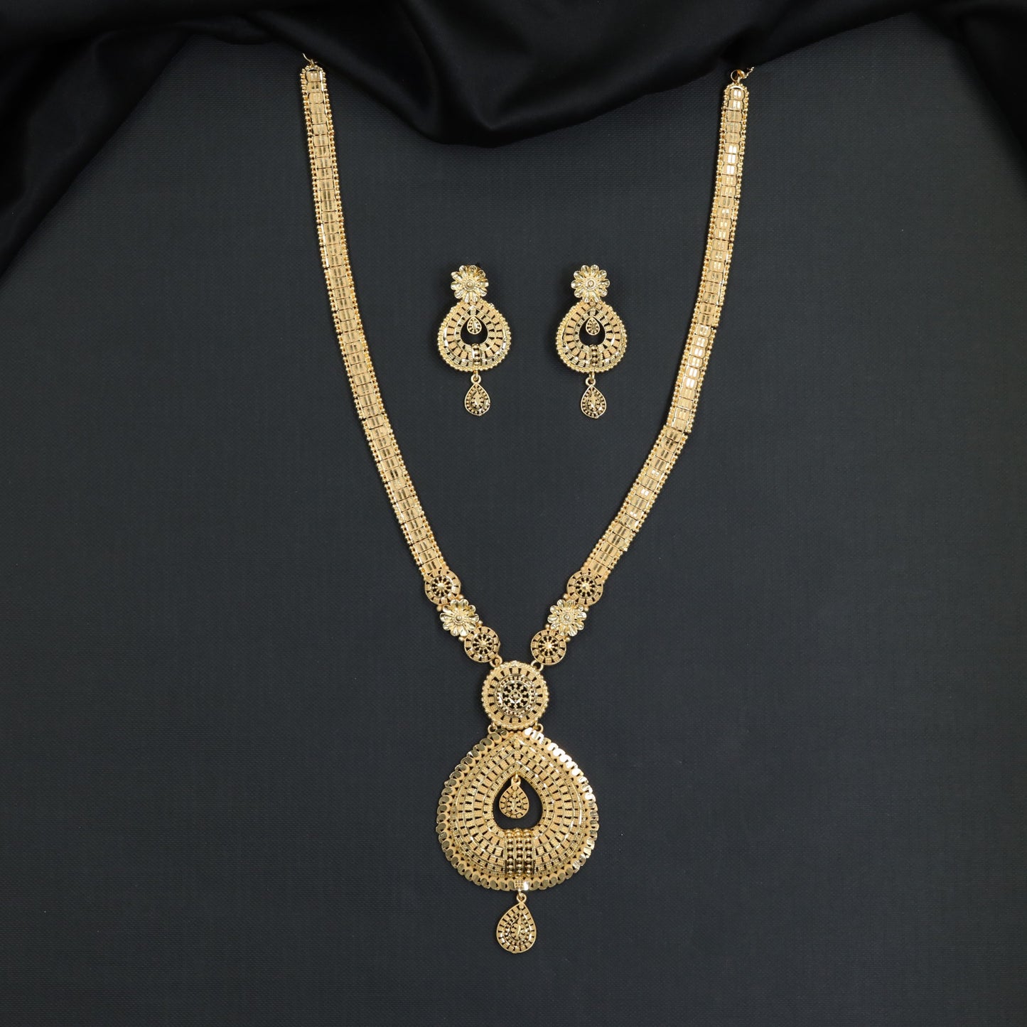 Grand forming long haara with radiant centerpiece brilliance