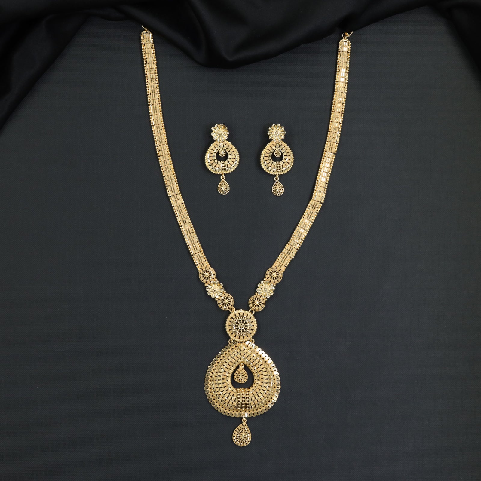 Grand forming long haara with radiant centerpiece brilliance