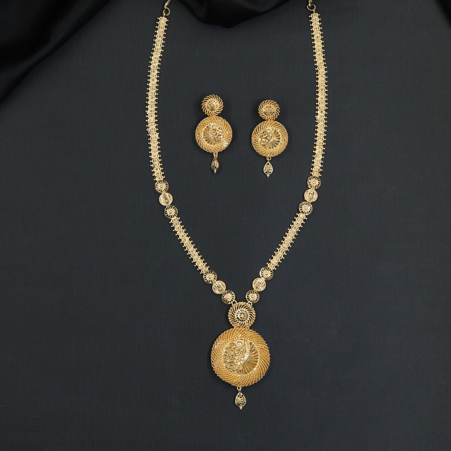 Intricate roundel linkwork with a sunburst pendant in a Forming Long Haara