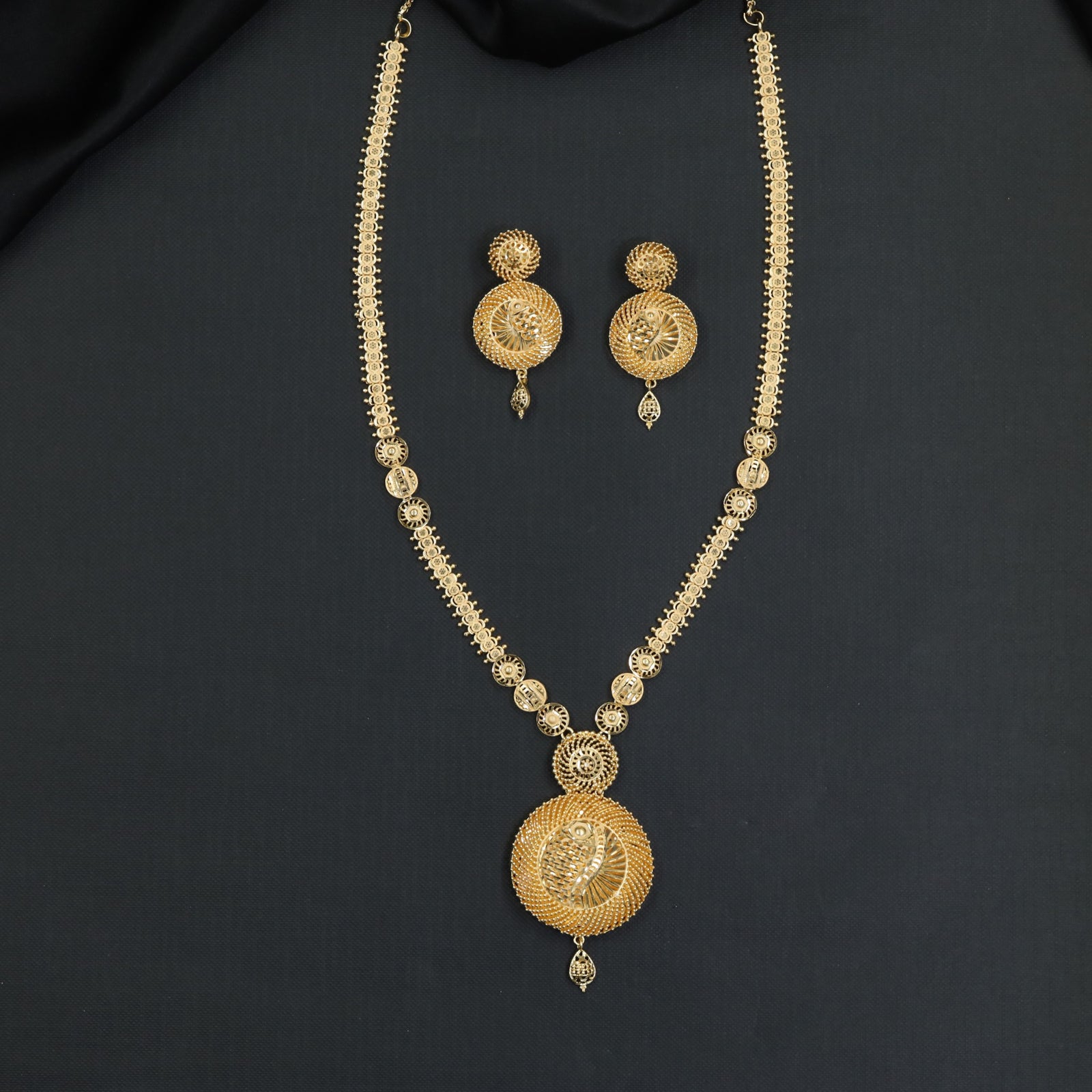 Intricate roundel linkwork with a sunburst pendant in a Forming Long Haara