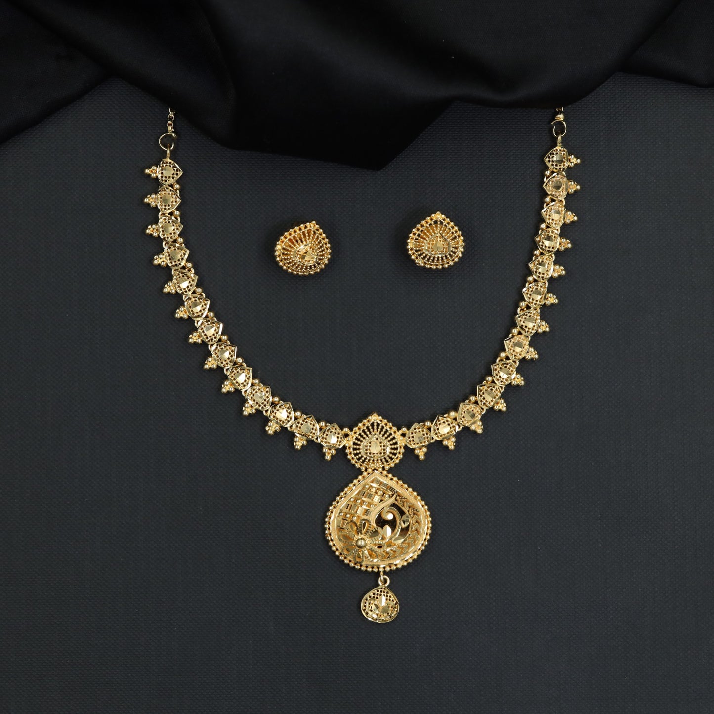 Radiant teardrop pendant with articulated openwork links in a Forming Necklace