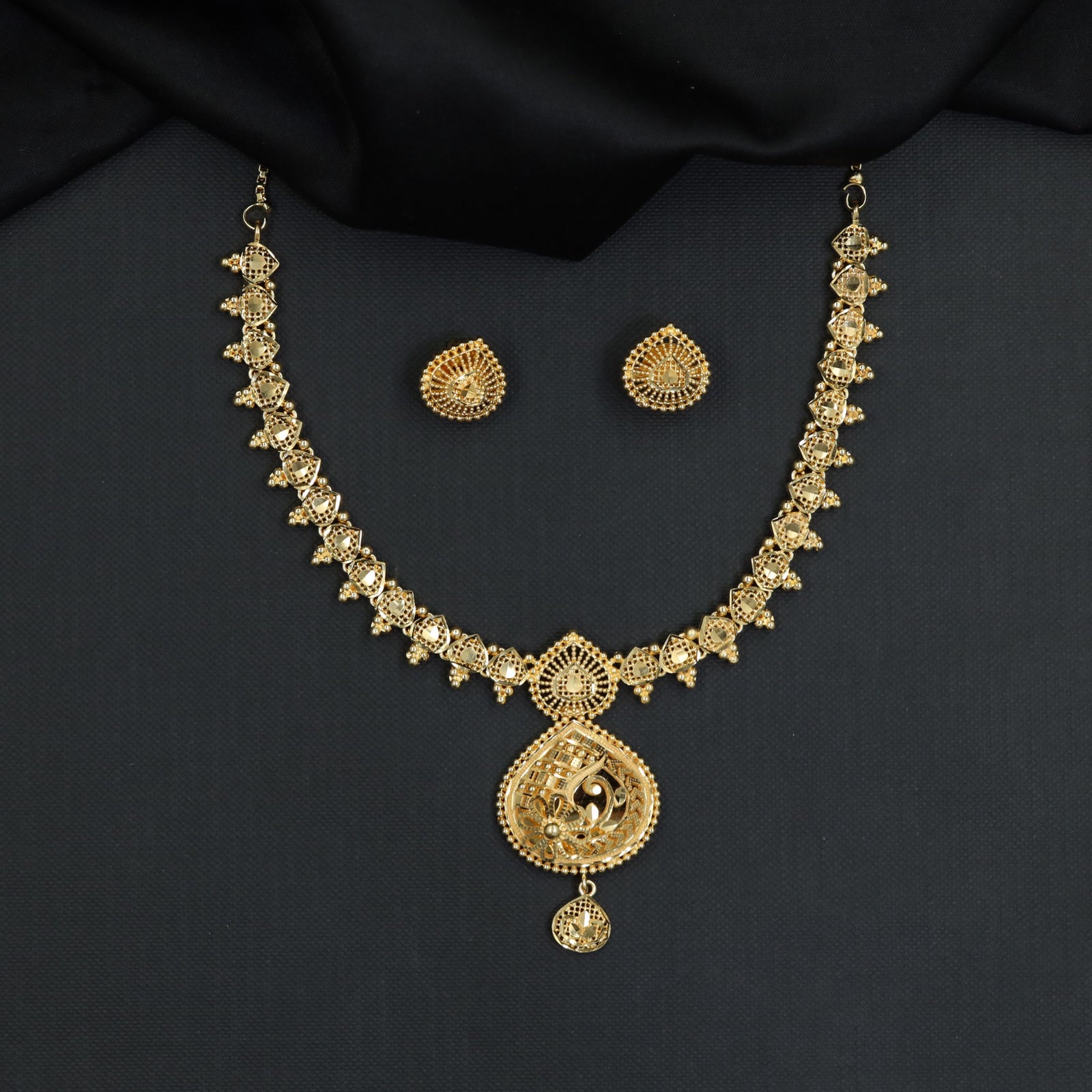 Radiant teardrop pendant with articulated openwork links in a Forming Necklace