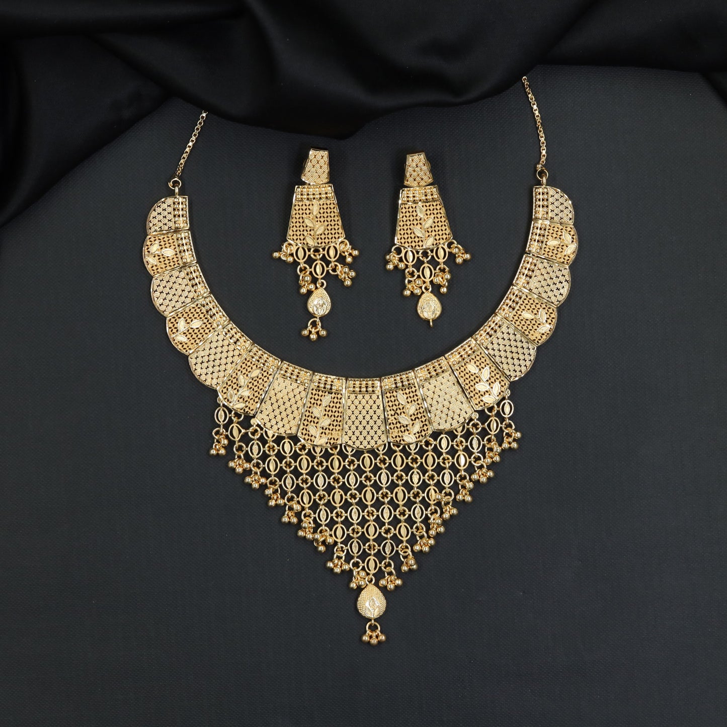 Distinctive segmented work flowing into a circular cascade in a Forming Necklace