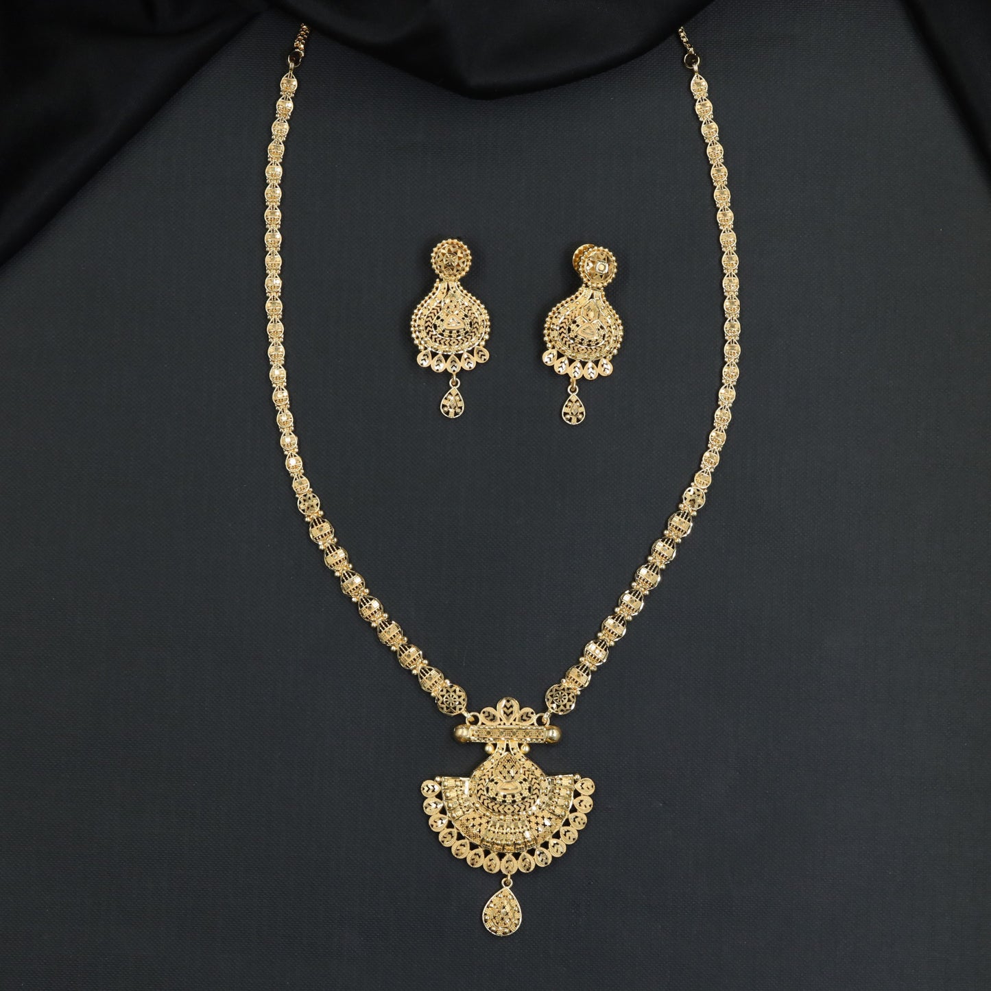 Classic Openwork Chain Framing a Structured Radial Pendant Long Haara