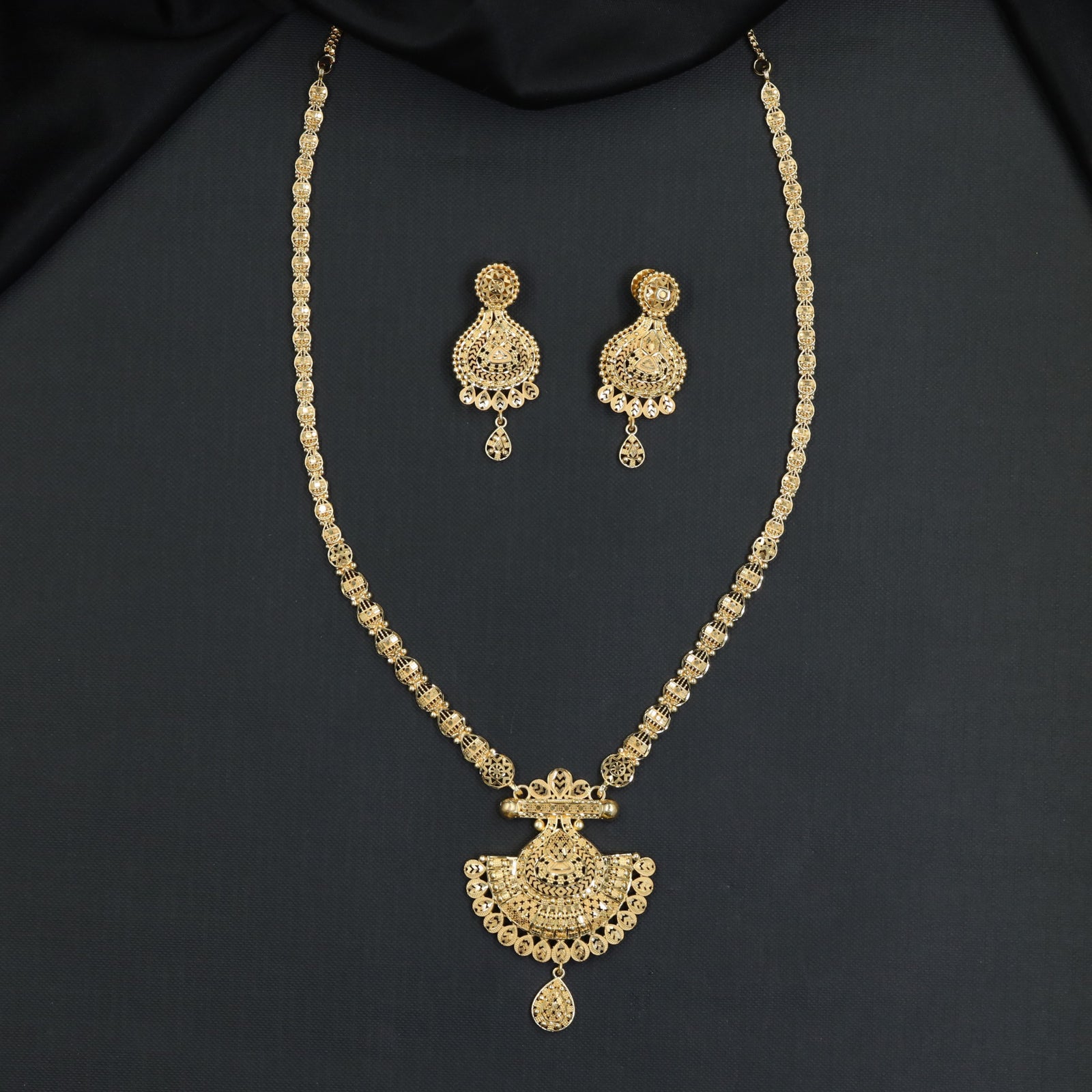 Classic Openwork Chain Framing a Structured Radial Pendant Long Haara
