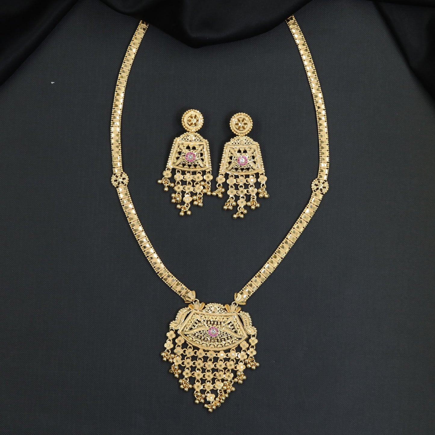 Geometric lattice Long Haara with an ornate trapezoid pendant