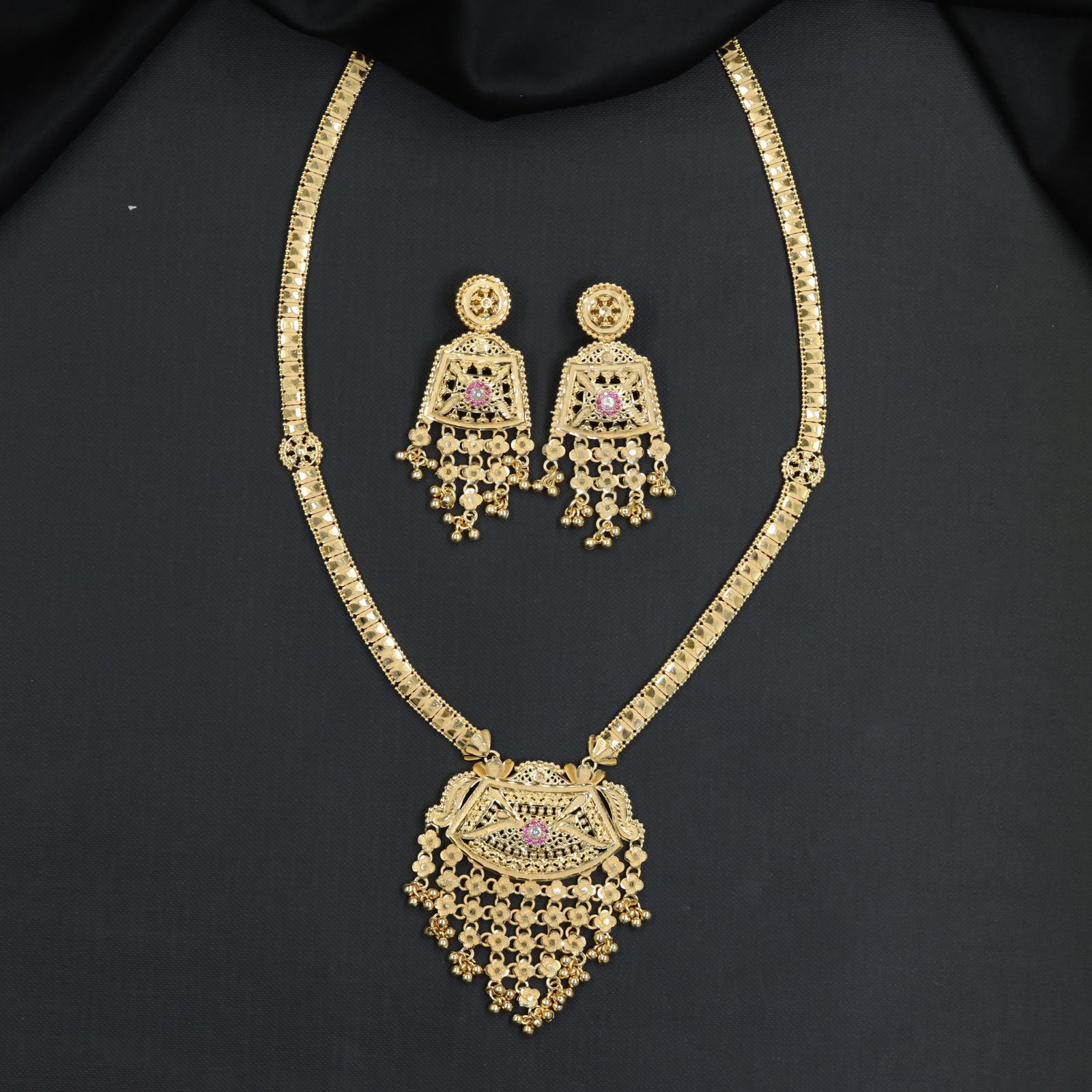 Geometric lattice Long Haara with an ornate trapezoid pendant