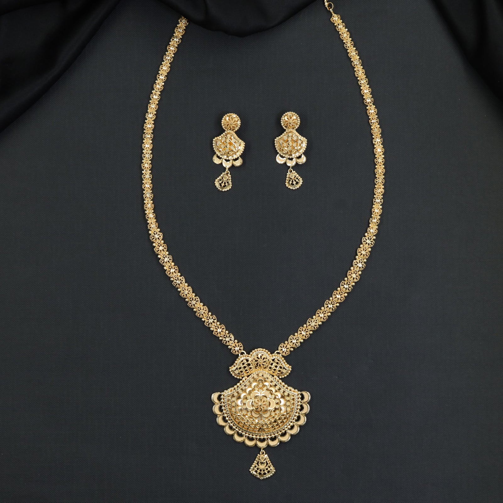 Traditional filigree craftsmanship with a scalloped floral centre Forming Long Haara