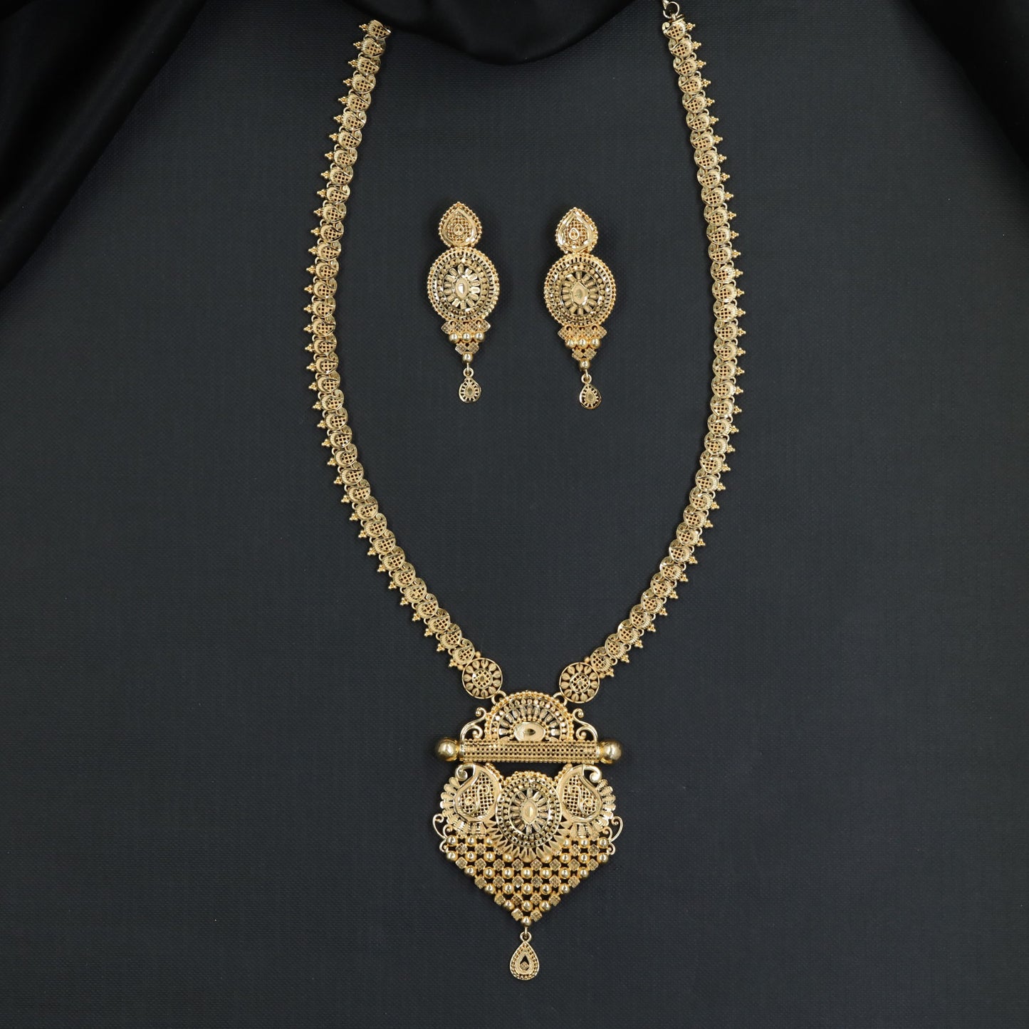 Circular Medallion Chain with Geometric Centrework Forming Long Haara