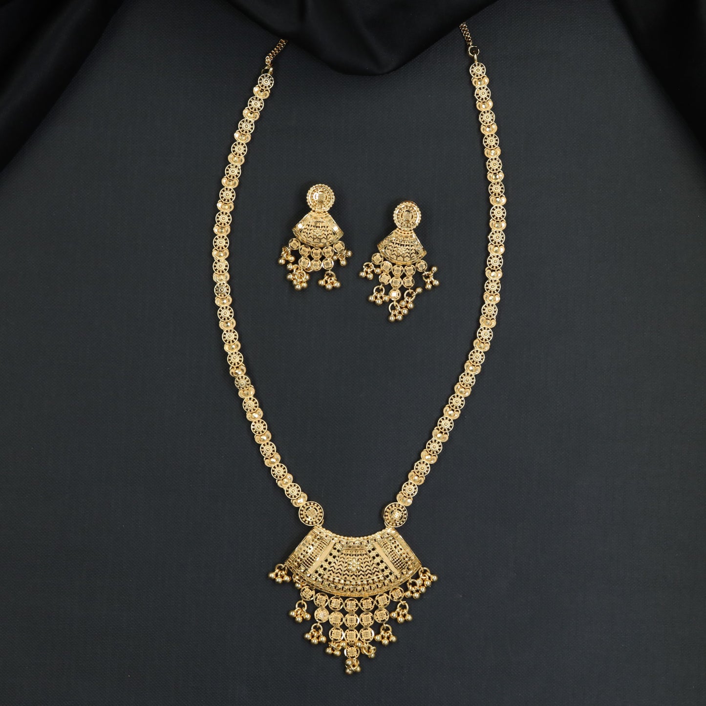 Intricate Disc Chain with Scalloped Openwork Centre in Forming Long Haara